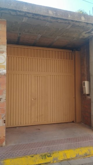 Puerta garaje elevable con puerta peatonal