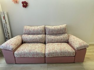 Sofá cama rosa estampado floral