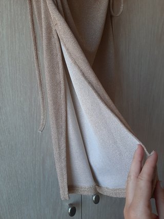 Vestido dorado brillante con fruncidos laterales