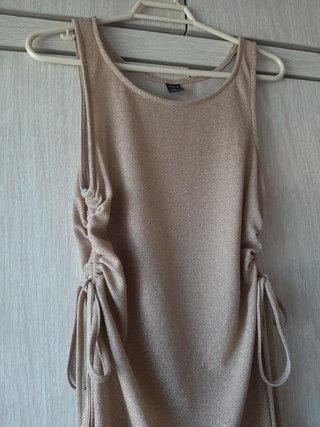 Vestido dorado brillante con fruncidos laterales