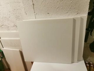 Estantes de madera blancos