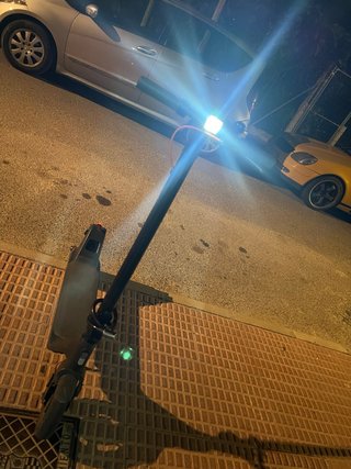 Patinete eléctrico con luz frontal