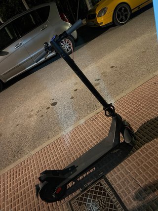 Patinete eléctrico con luz frontal