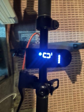 Patinete eléctrico con luz frontal