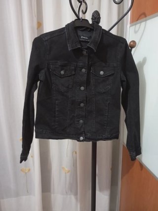 Cazadora vaquera Stradivarius negra Talla M