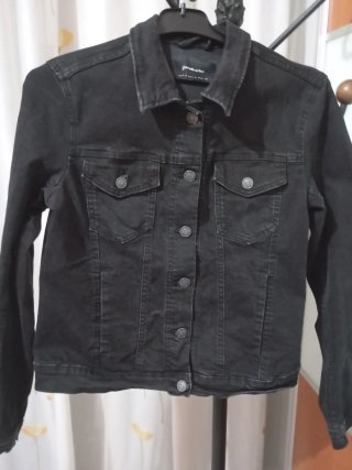 Cazadora vaquera Stradivarius negra Talla M