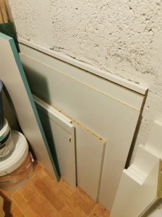 Estantes de madera blancos y turquesa