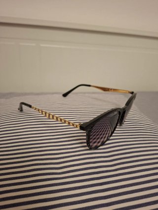 Occhiali da sole stile Bottega Verde neri e oro