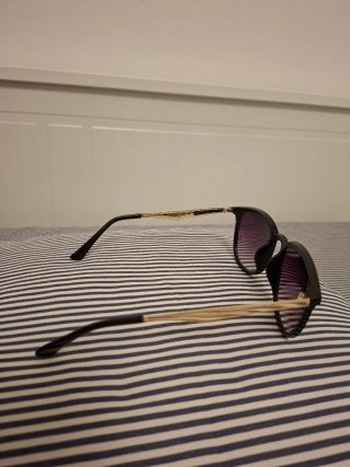 Occhiali da sole stile Bottega Verde neri e oro