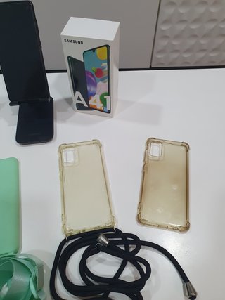 Samsung A41 con accesorios