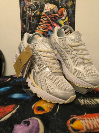 Zapatillas Asics plateadas y blancas