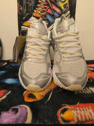 Zapatillas Asics plateadas y blancas