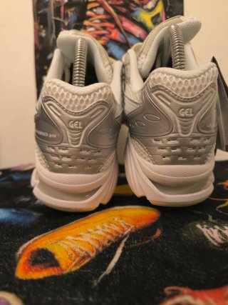 Zapatillas Asics plateadas y blancas