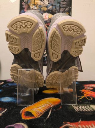 Zapatillas Asics plateadas y blancas