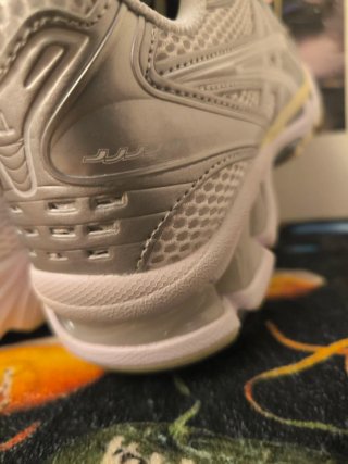 Zapatillas Asics plateadas y blancas