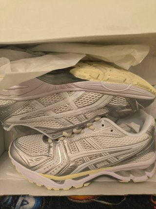 Zapatillas Asics plateadas y blancas