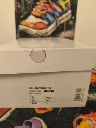 Zapatillas Asics plateadas y blancas
