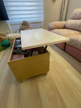 Mesa de centro de madera con diseño floral