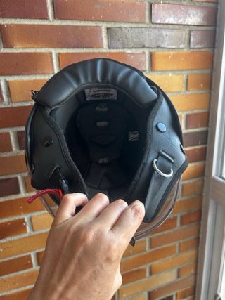 Casco de moto negro con visera