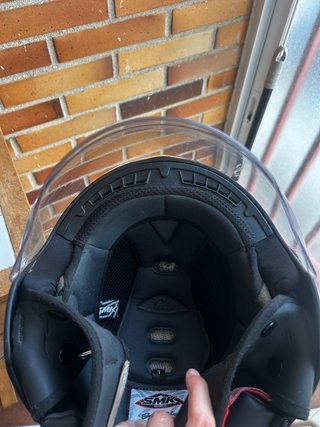 Casco de moto negro con visera