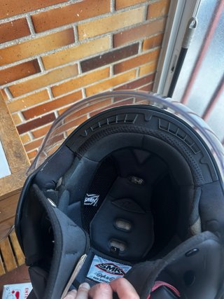 Casco de moto negro con visera