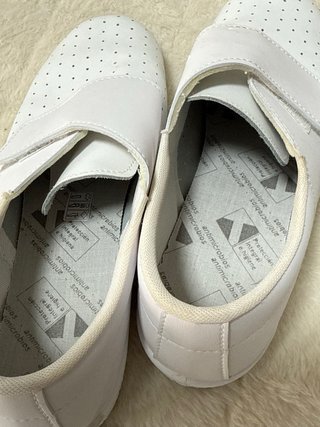 Zuecos blancos perforados talla 44