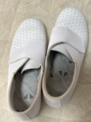 Zuecos blancos perforados talla 44