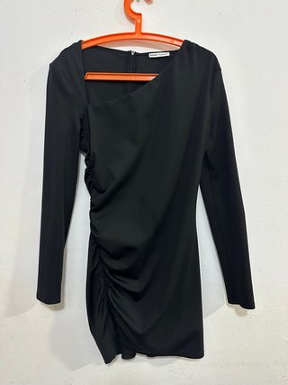 Vestido negro asimétrico con fruncido
