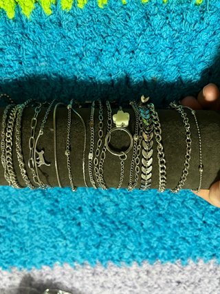 Conjunto de pulseras plateadas