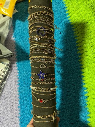 pulseras doradas con detalles