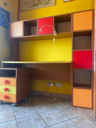 Scrivania con libreria