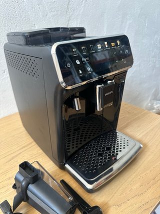 Cafetera Philips Serie 5400 LatteGo Cromada