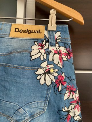 Pantalones vaqueros Desigual florales