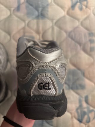Zapatillas Asics Gel Grises y Plateadas