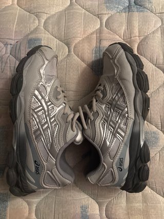 Zapatillas Asics Gel Grises y Plateadas