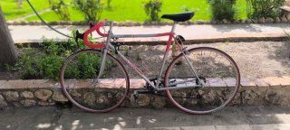 Bicicleta de carretera plateada