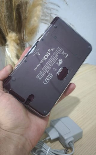 Nintendo DSi XL Burdeos + Cargador y protector
