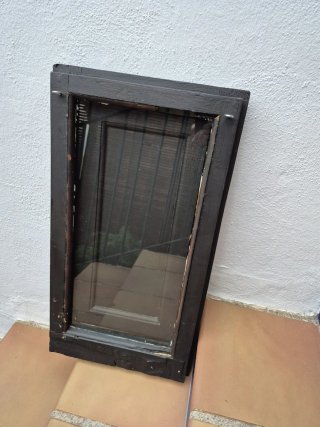 Ventana antigua madera con cristal