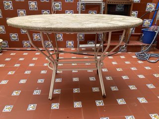 Mesa de piedra mosaico exterior con una pata rota