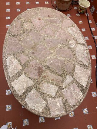 Mesa de piedra mosaico exterior con una pata rota