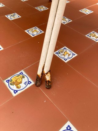 Mesa de piedra mosaico exterior con una pata rota