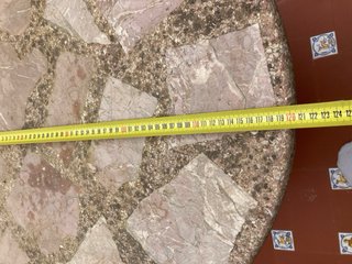 Mesa de piedra mosaico exterior con una pata rota