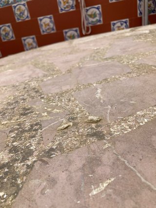 Mesa de piedra mosaico exterior con una pata rota