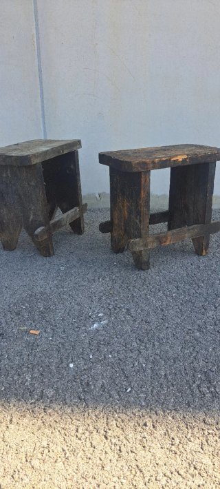 Taburetes madera muy antiguos