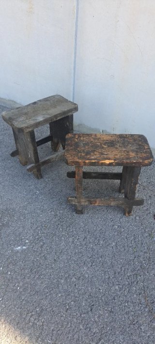 Taburetes madera muy antiguos
