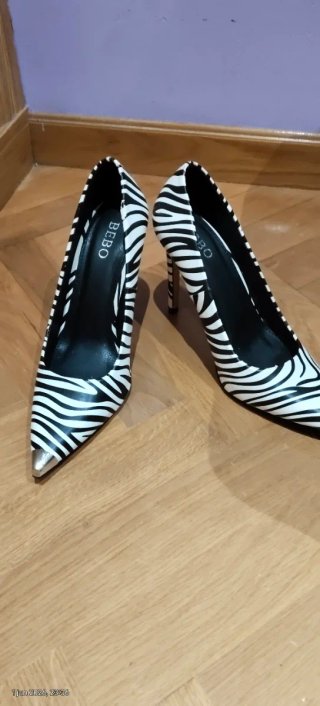 Zapatos de tacón BEBO cebra.