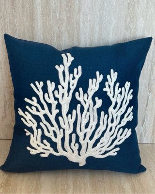 Capa Almofada 45x45 Azul Marinho Bordado de coral