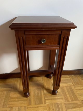 Mesita de noche de madera de cerezo