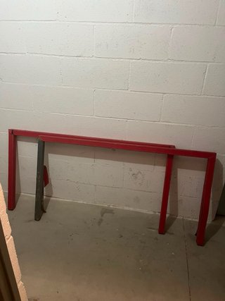 Mesa de cristal con patas rojas