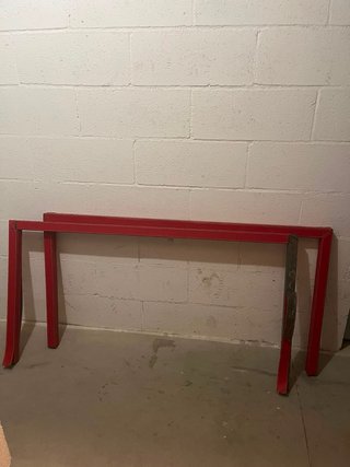 Mesa de cristal con patas rojas